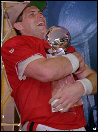 Steve Young abbraccia l'agognato Vince Lombardi Trophy